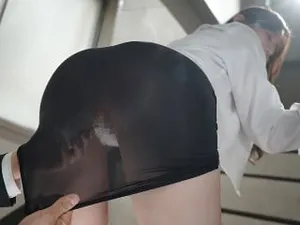 Liếc mắt đưa tình với chú công nhân độc thân