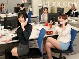 Cô trưởng phòng không mặc áo lót và anh nhân viên may mắn