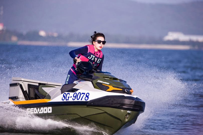 Airi Nagisa cùng bạn trai vào...