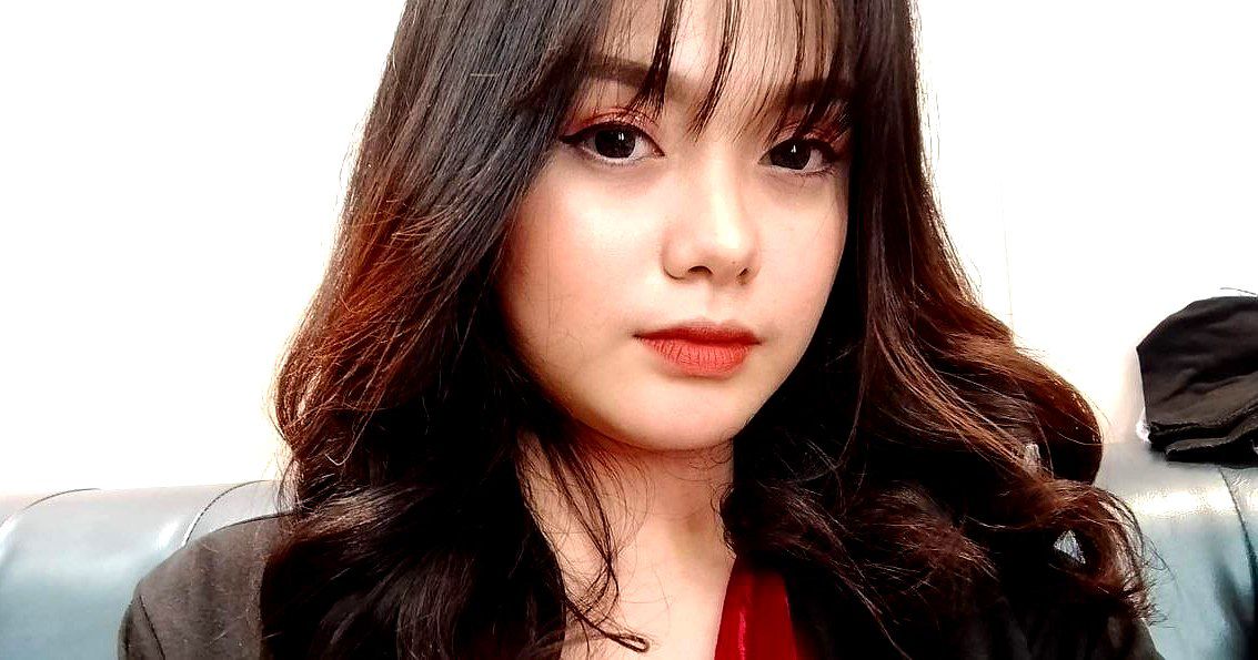 Ngôi sao nữ thần đẹp nhất, vẻ đẹp trong sáng và ngọt ngào, đang thổi kèn trên ghế sofa, sau đó nở nụ cười gian tà như thể không quan tâm...